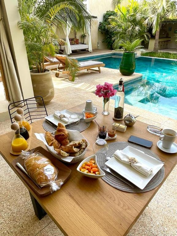 Petit-déjeuner inclus & restauration locale